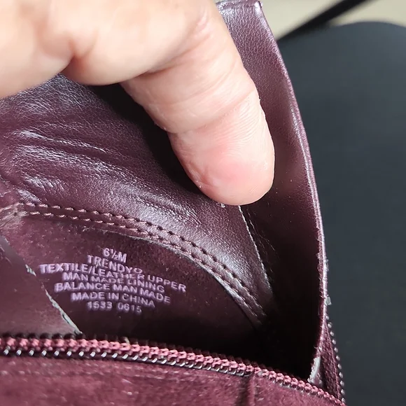 Nine West, women's Burgandy fringed suede heels, small gold hardware, Sz 6 1/2 - Picture 10 of 11